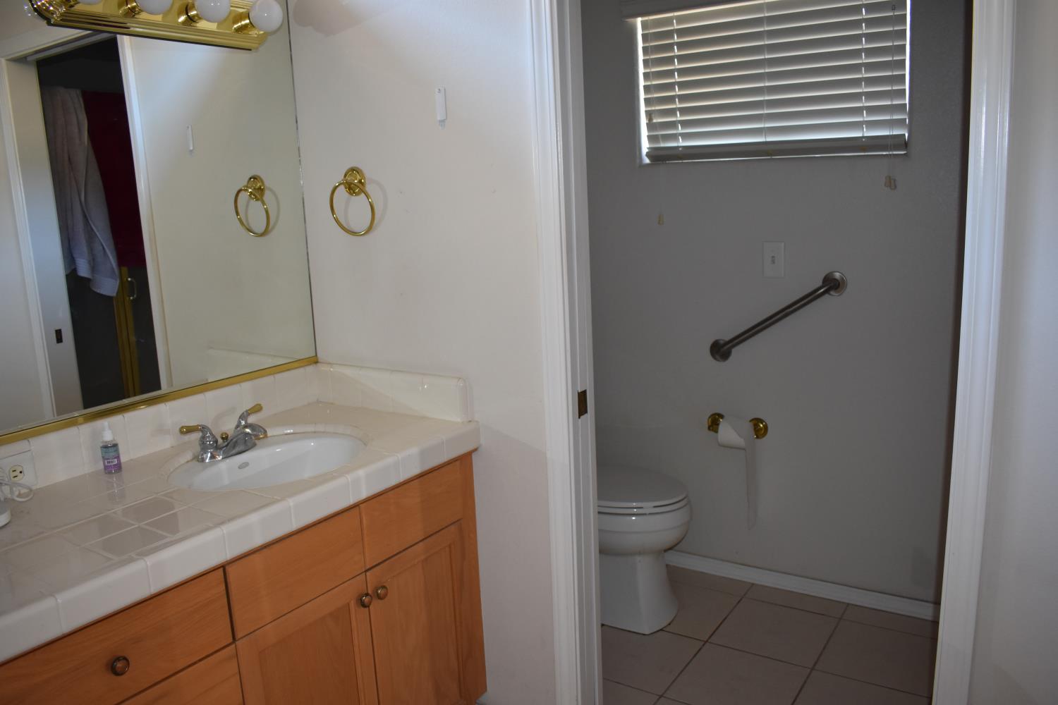 829 E Green Acres Dr, Fresno, CA 93720