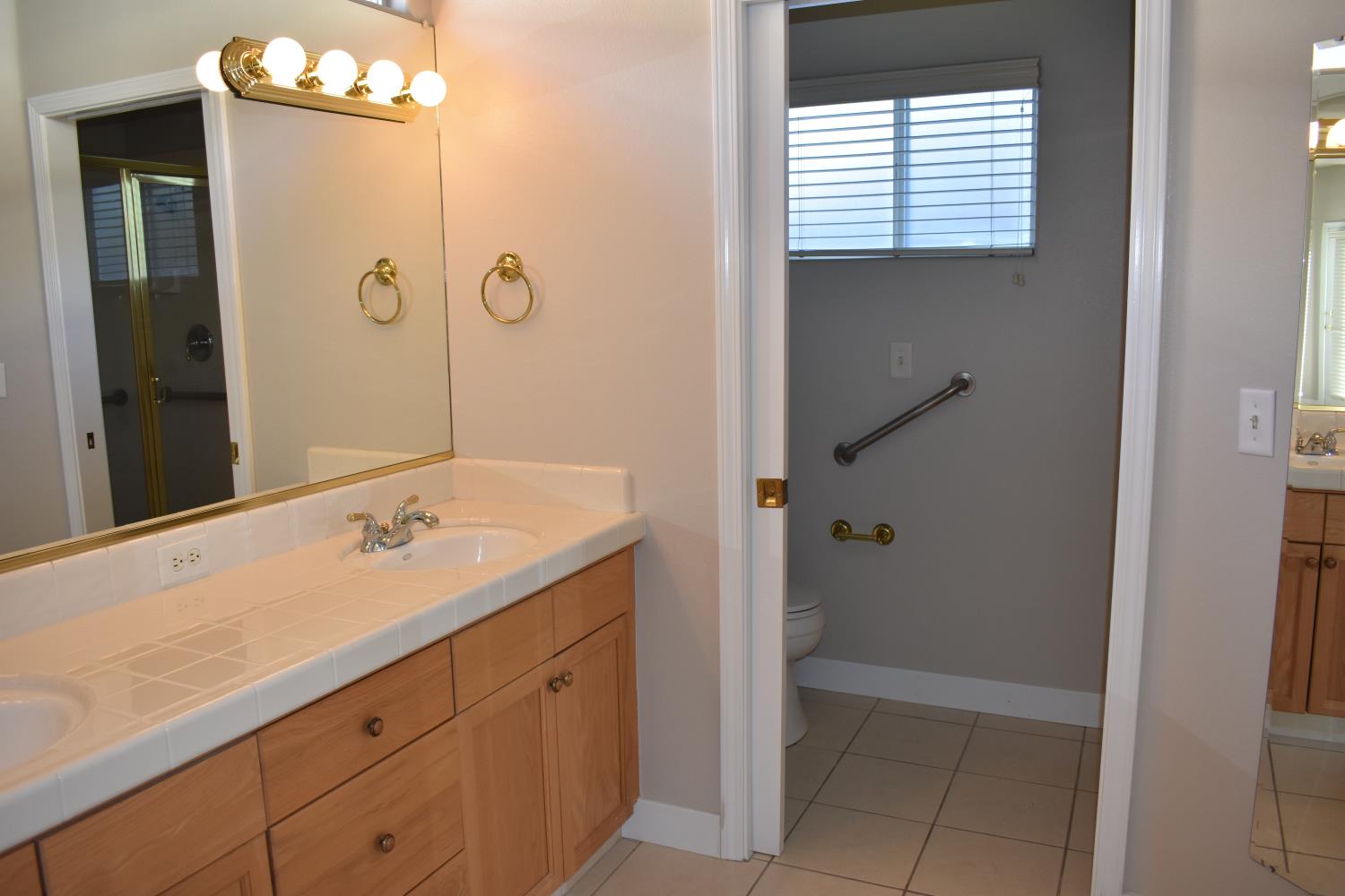 829 E Green Acres Dr, Fresno, CA 93720