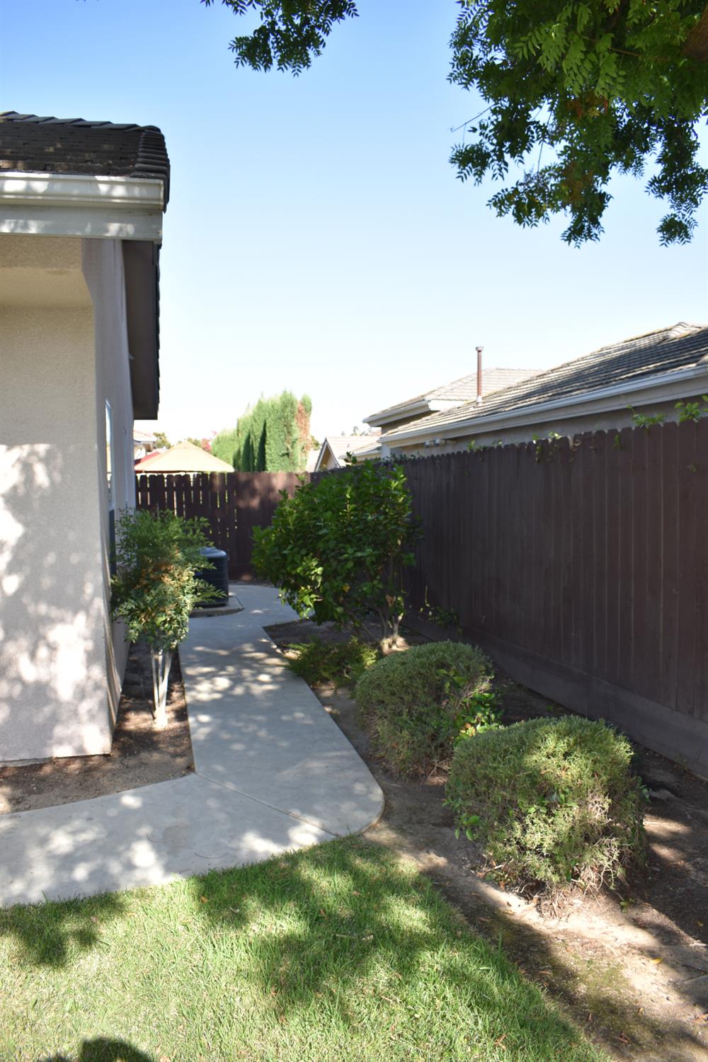 829 E Green Acres Dr, Fresno, CA 93720