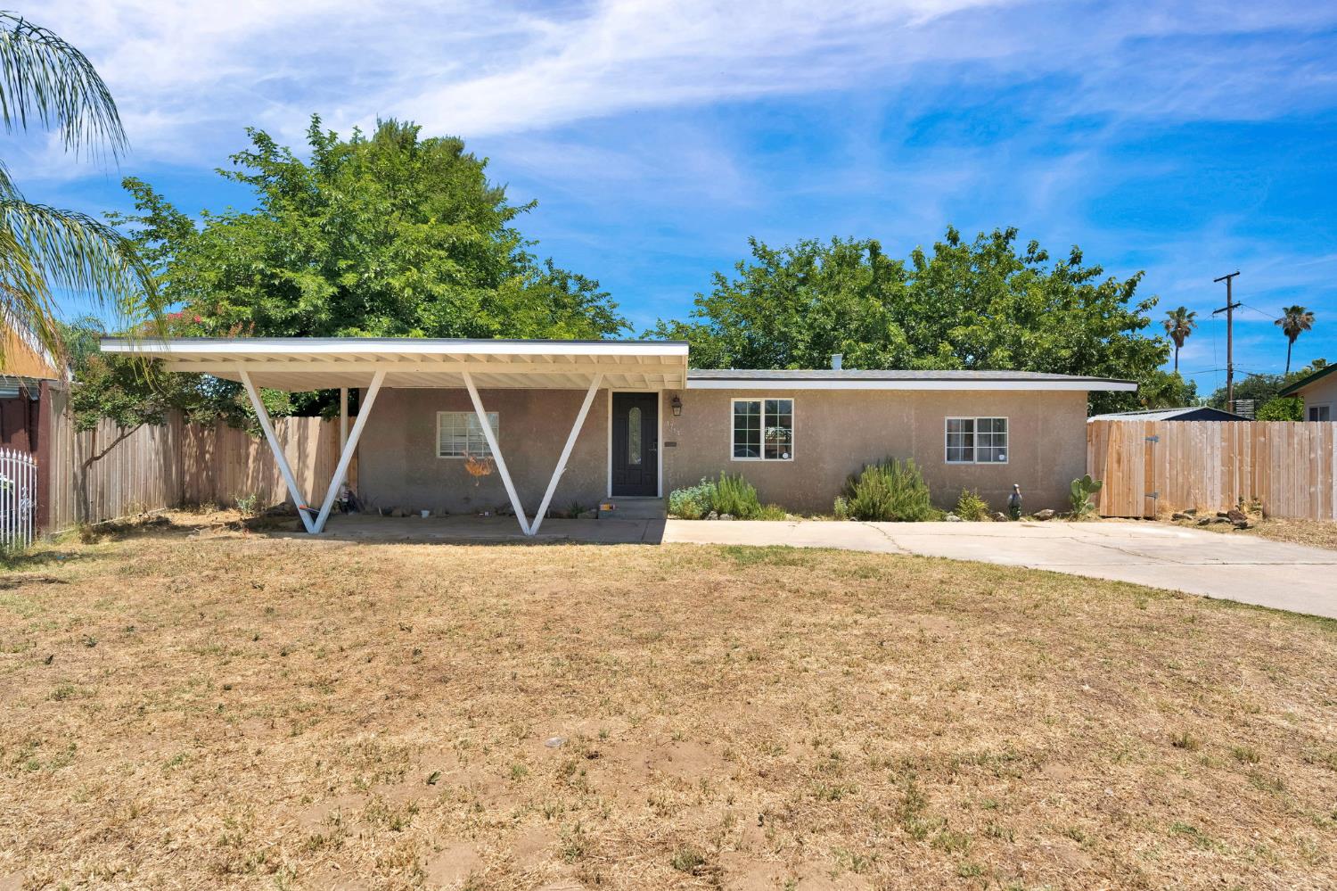 1714 E Metzler Dr, Sanger, CA 93657
