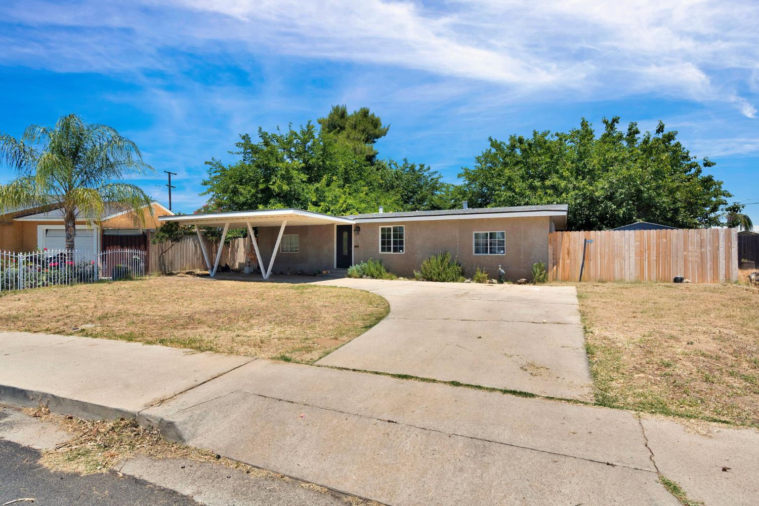 1714 E Metzler Dr, Sanger, CA 93657
