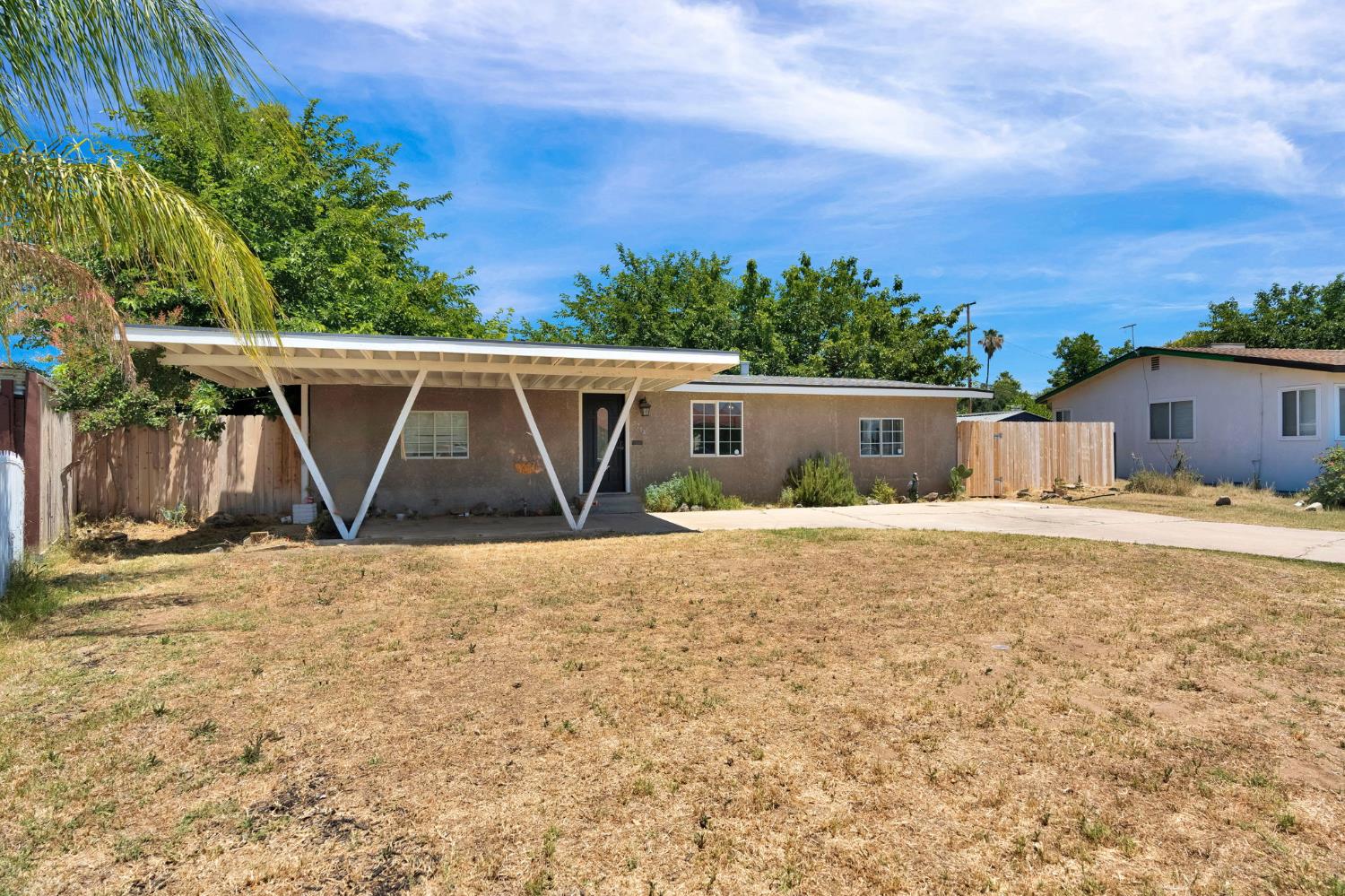 1714 E Metzler Dr, Sanger, CA 93657