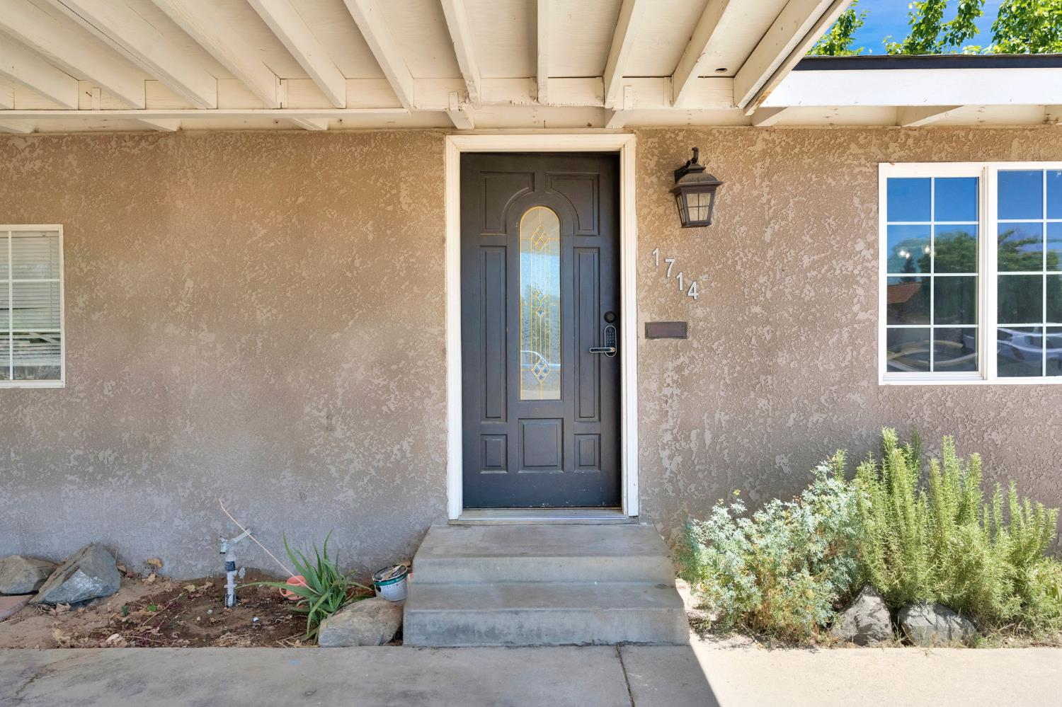 1714 E Metzler Dr, Sanger, CA 93657