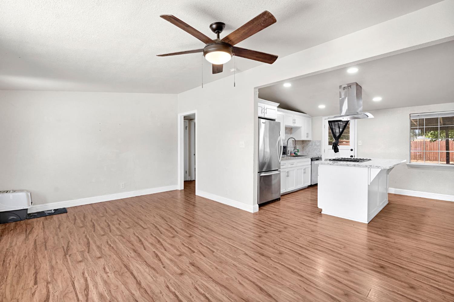 1714 E Metzler Dr, Sanger, CA 93657