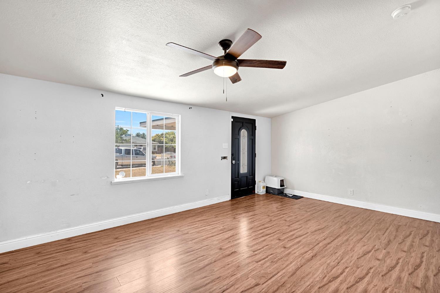 1714 E Metzler Dr, Sanger, CA 93657