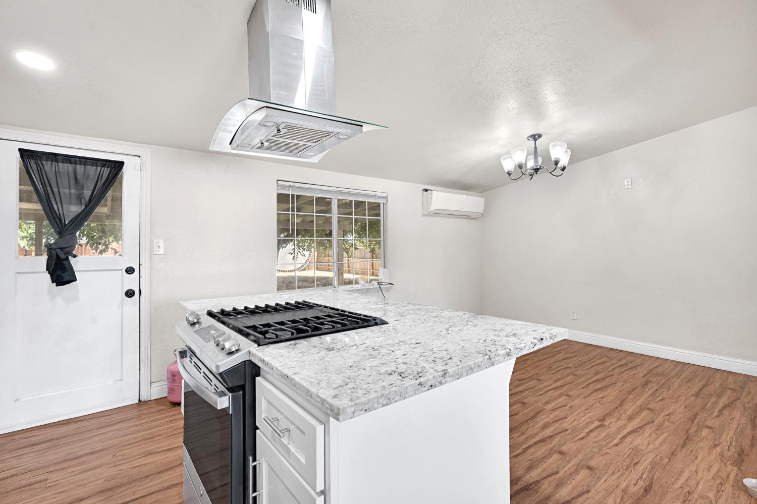 1714 E Metzler Dr, Sanger, CA 93657