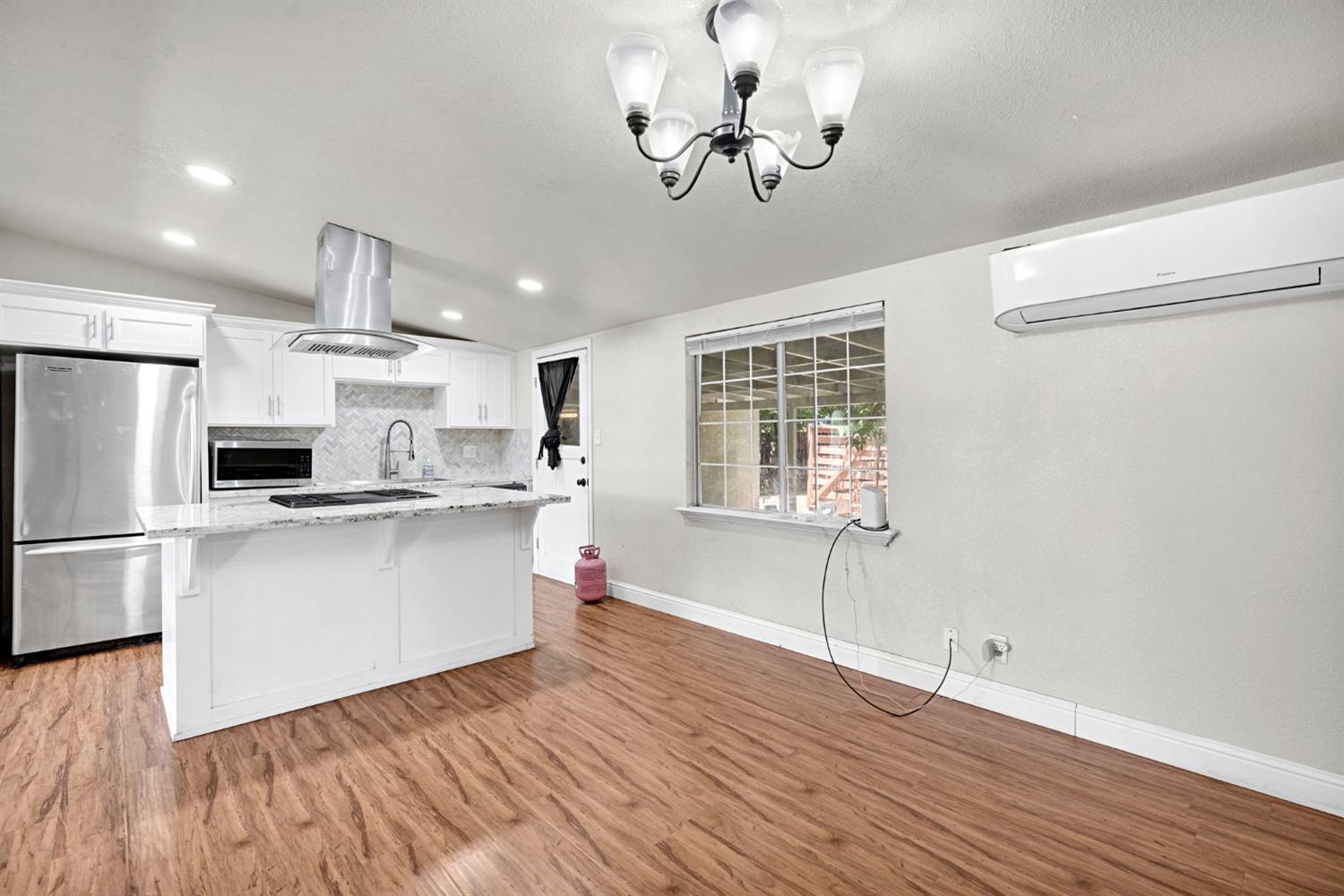 1714 E Metzler Dr, Sanger, CA 93657