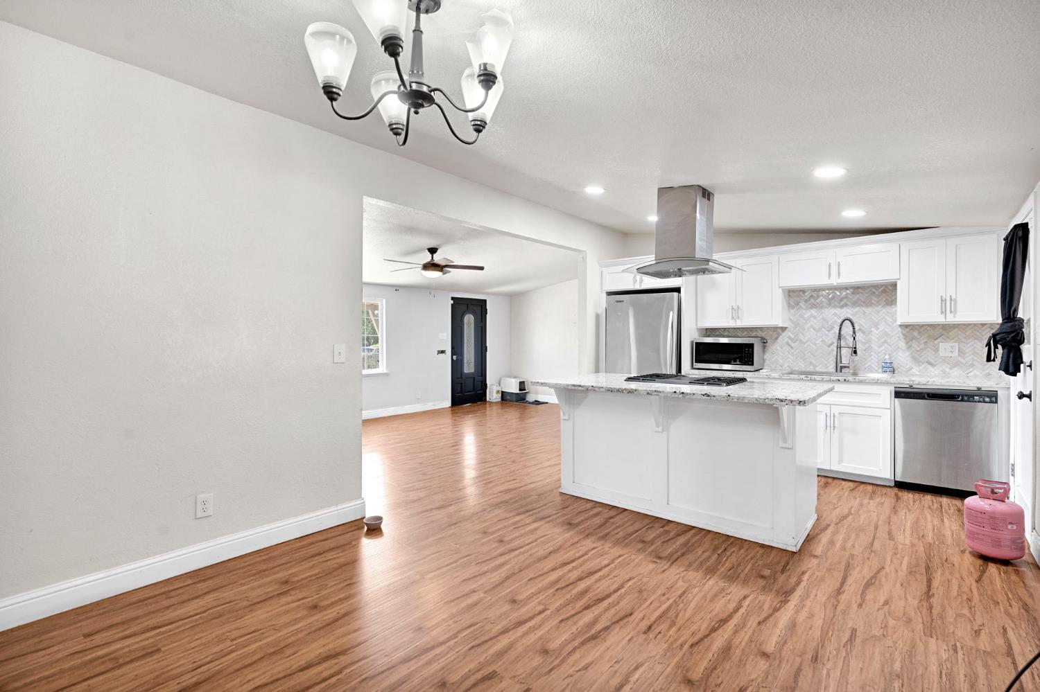 1714 E Metzler Dr, Sanger, CA 93657