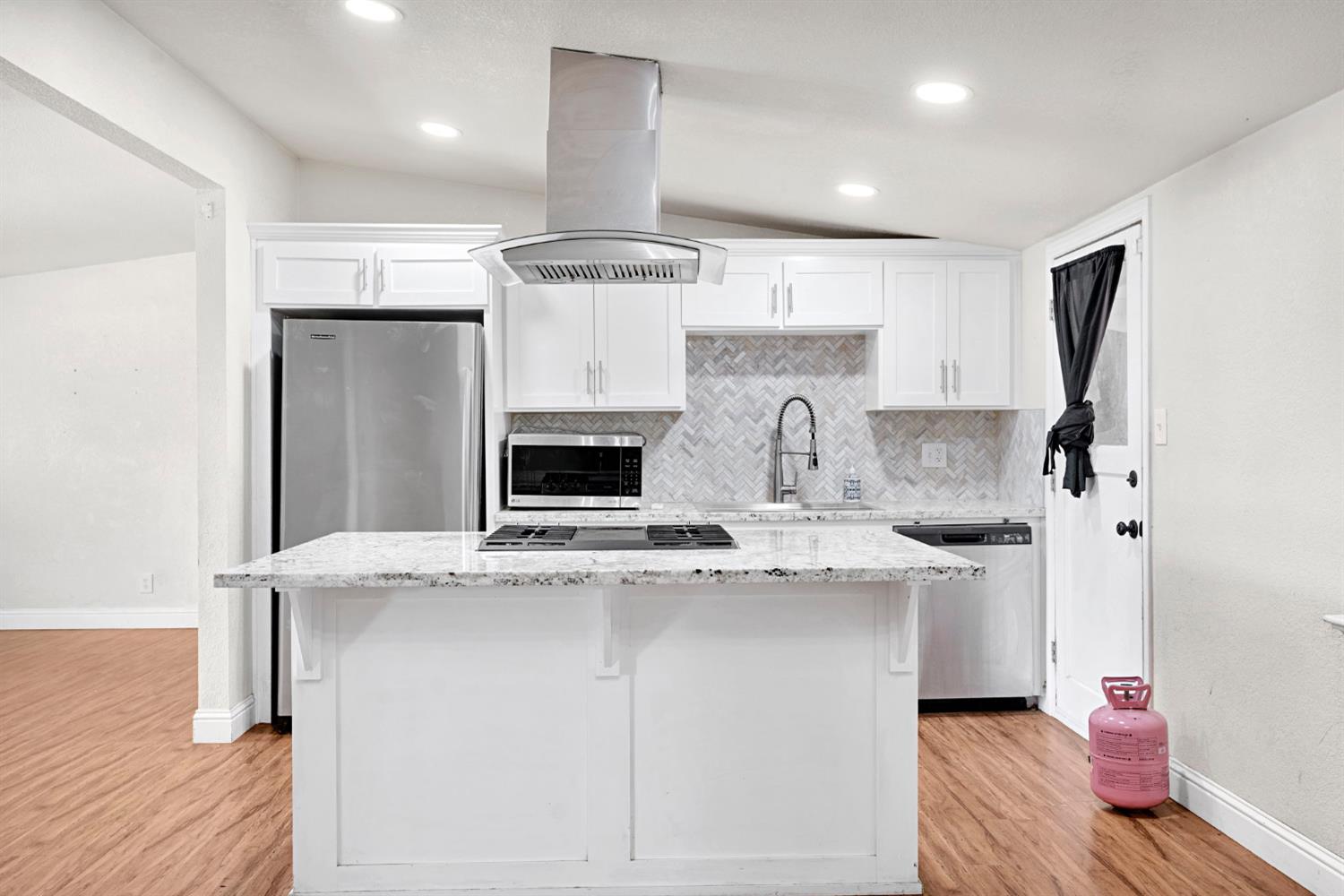 1714 E Metzler Dr, Sanger, CA 93657