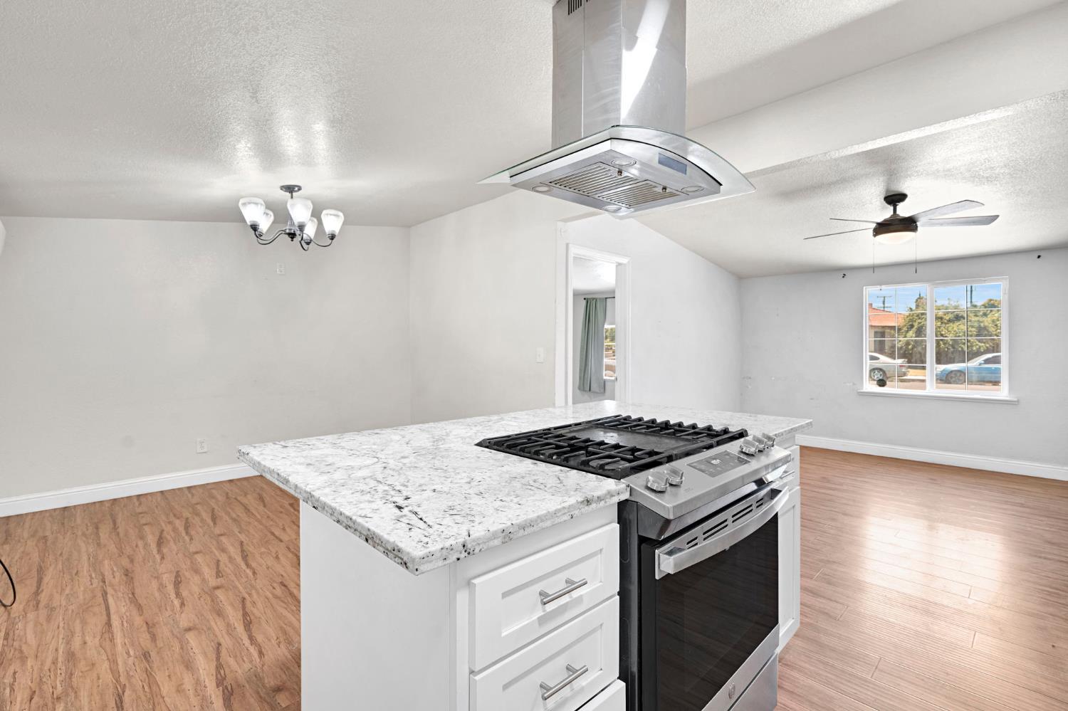1714 E Metzler Dr, Sanger, CA 93657