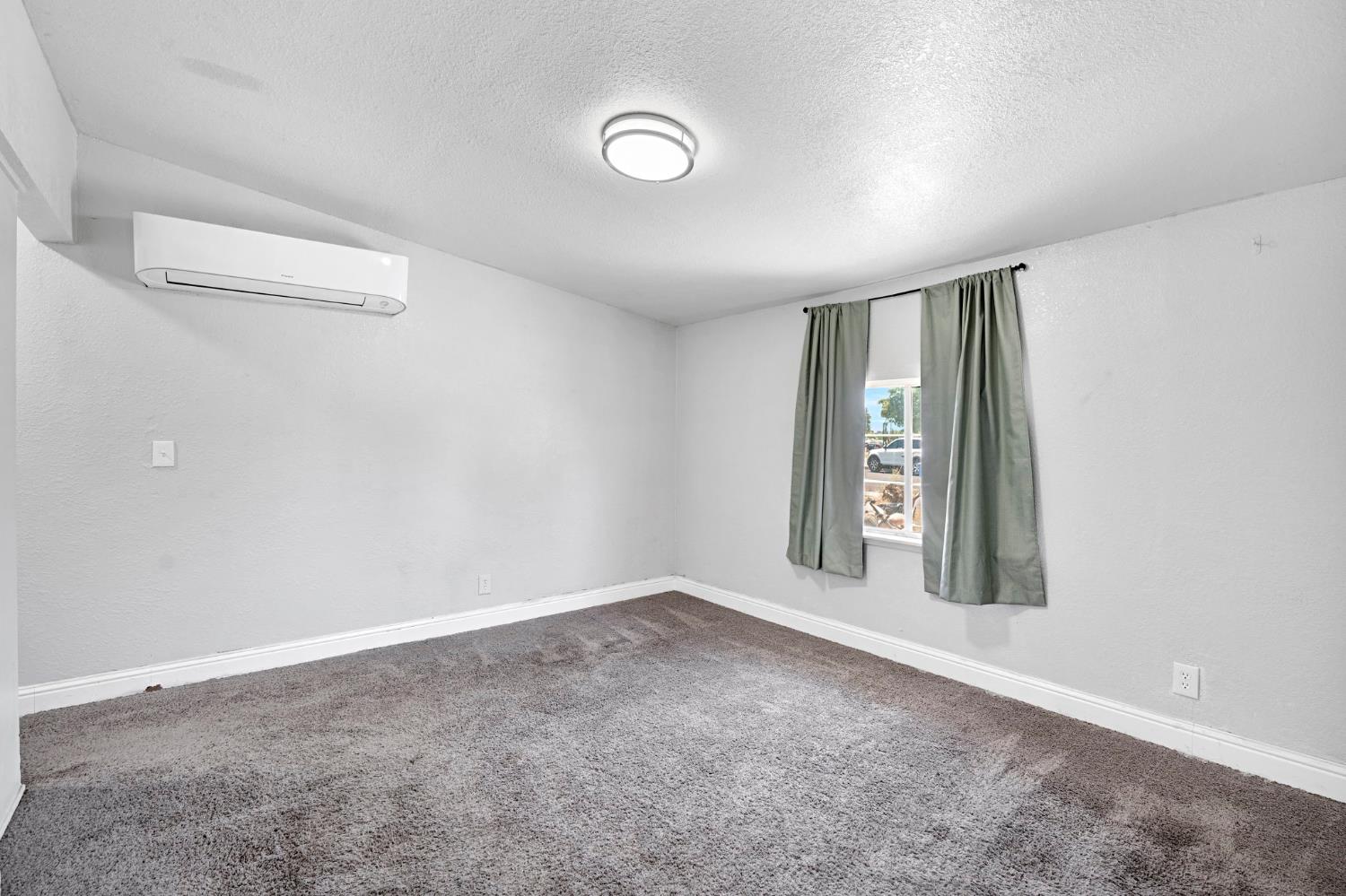 1714 E Metzler Dr, Sanger, CA 93657