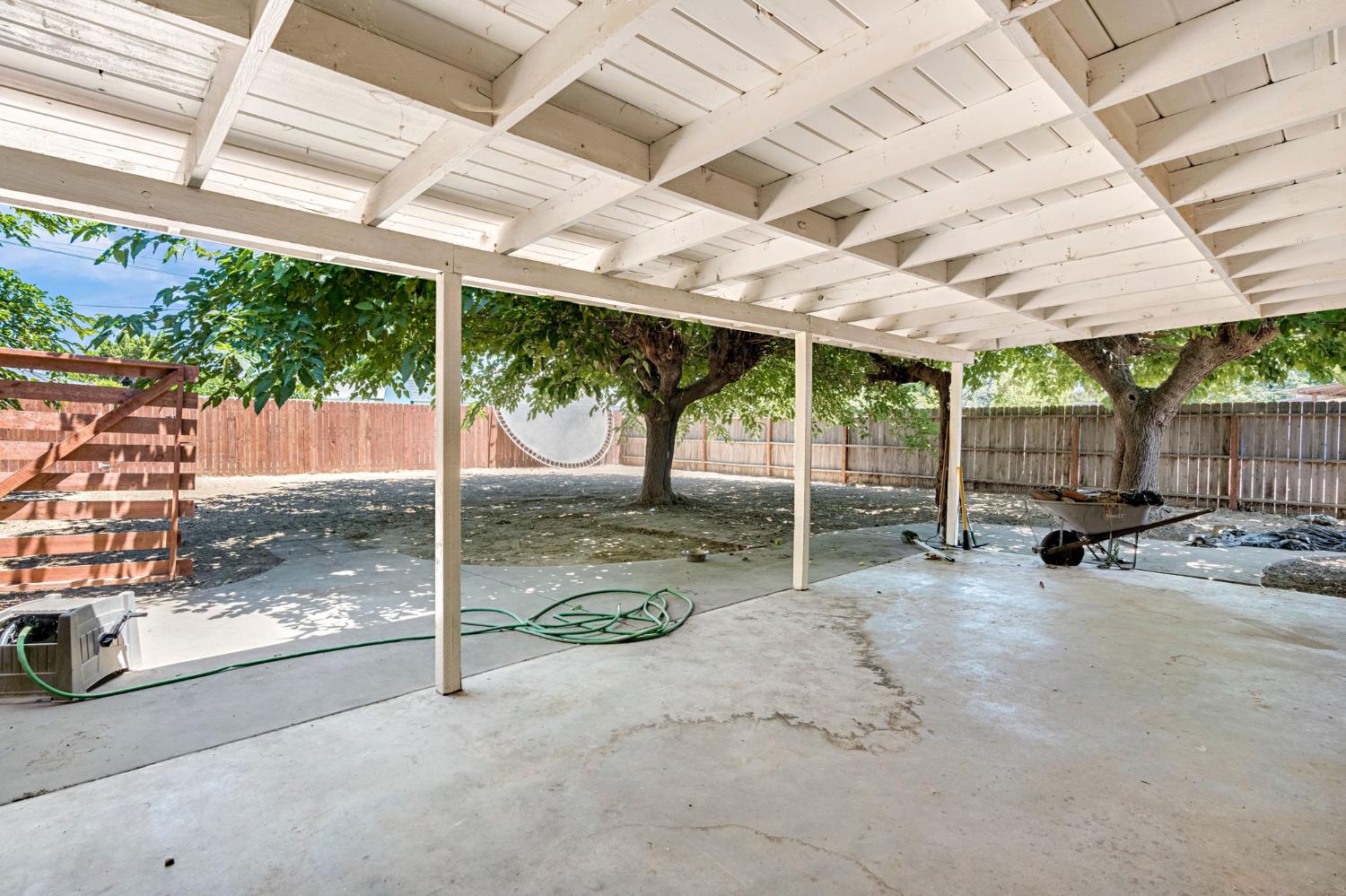 1714 E Metzler Dr, Sanger, CA 93657