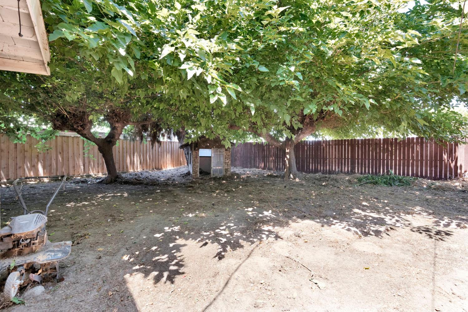1714 E Metzler Dr, Sanger, CA 93657