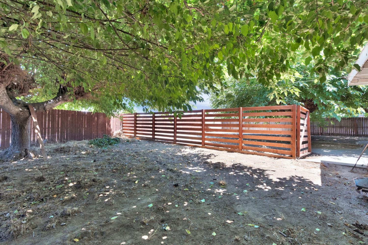 1714 E Metzler Dr, Sanger, CA 93657