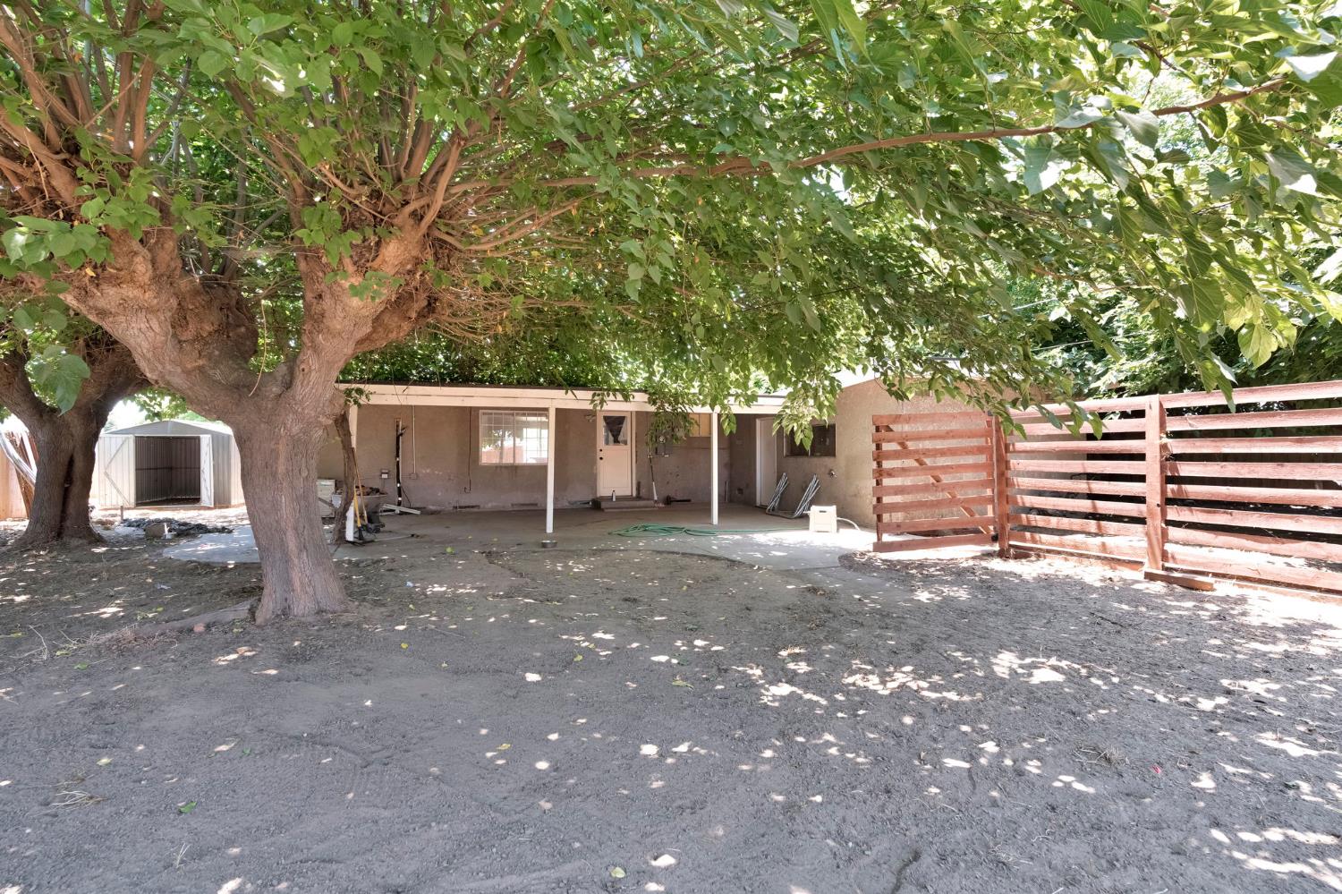 1714 E Metzler Dr, Sanger, CA 93657