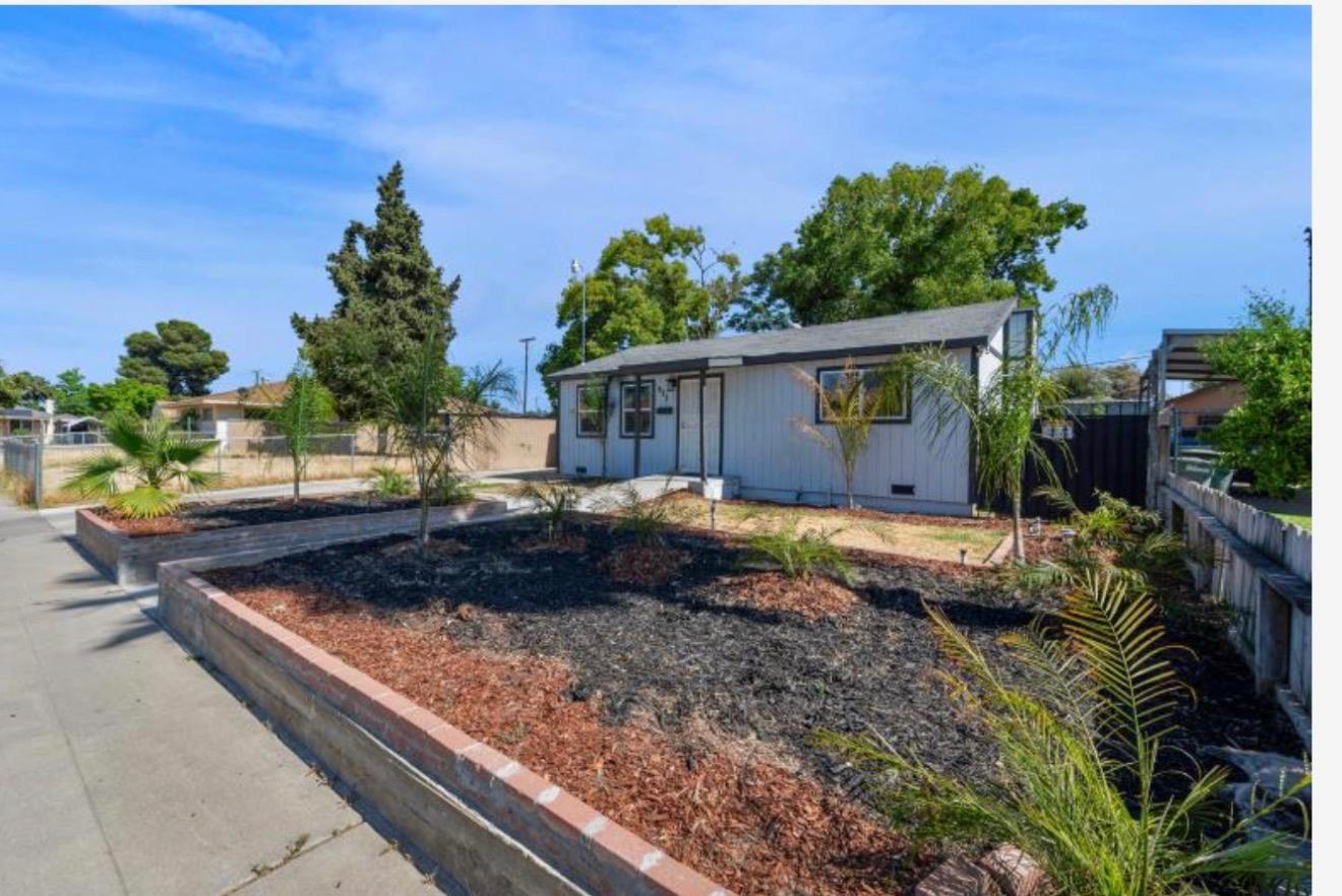 925 W Peralta Way, Fresno, CA 93705