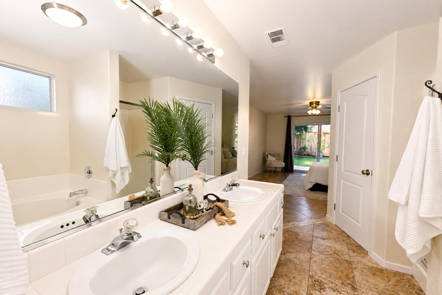 2615 E Pryor, Fresno, CA 93720