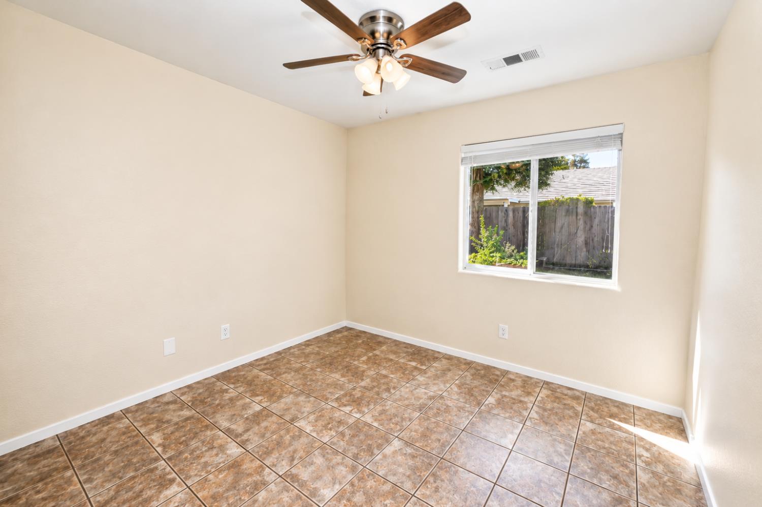 2615 E Pryor, Fresno, CA 93720