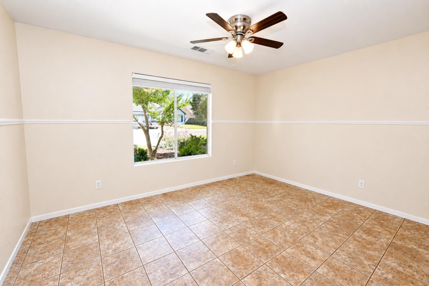 2615 E Pryor, Fresno, CA 93720