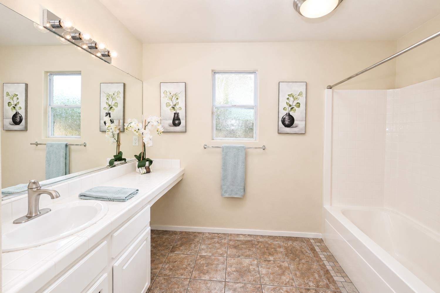 2615 E Pryor, Fresno, CA 93720