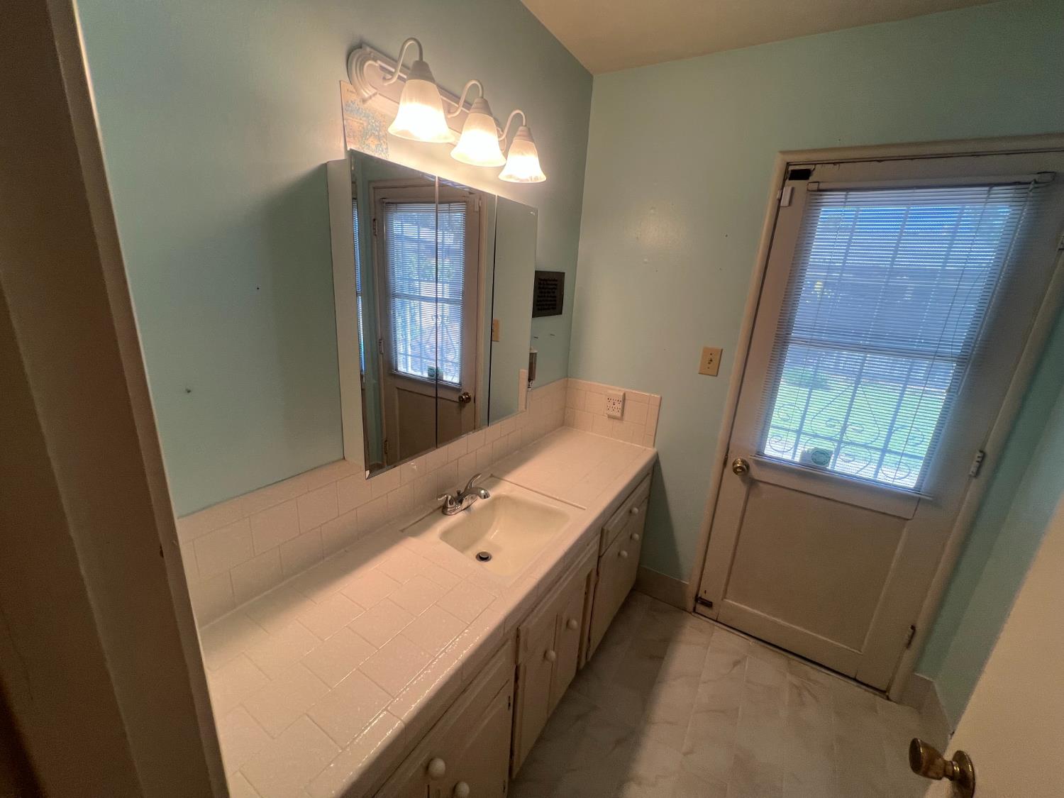 1572 E Sierra Ave, Fresno, CA 93710