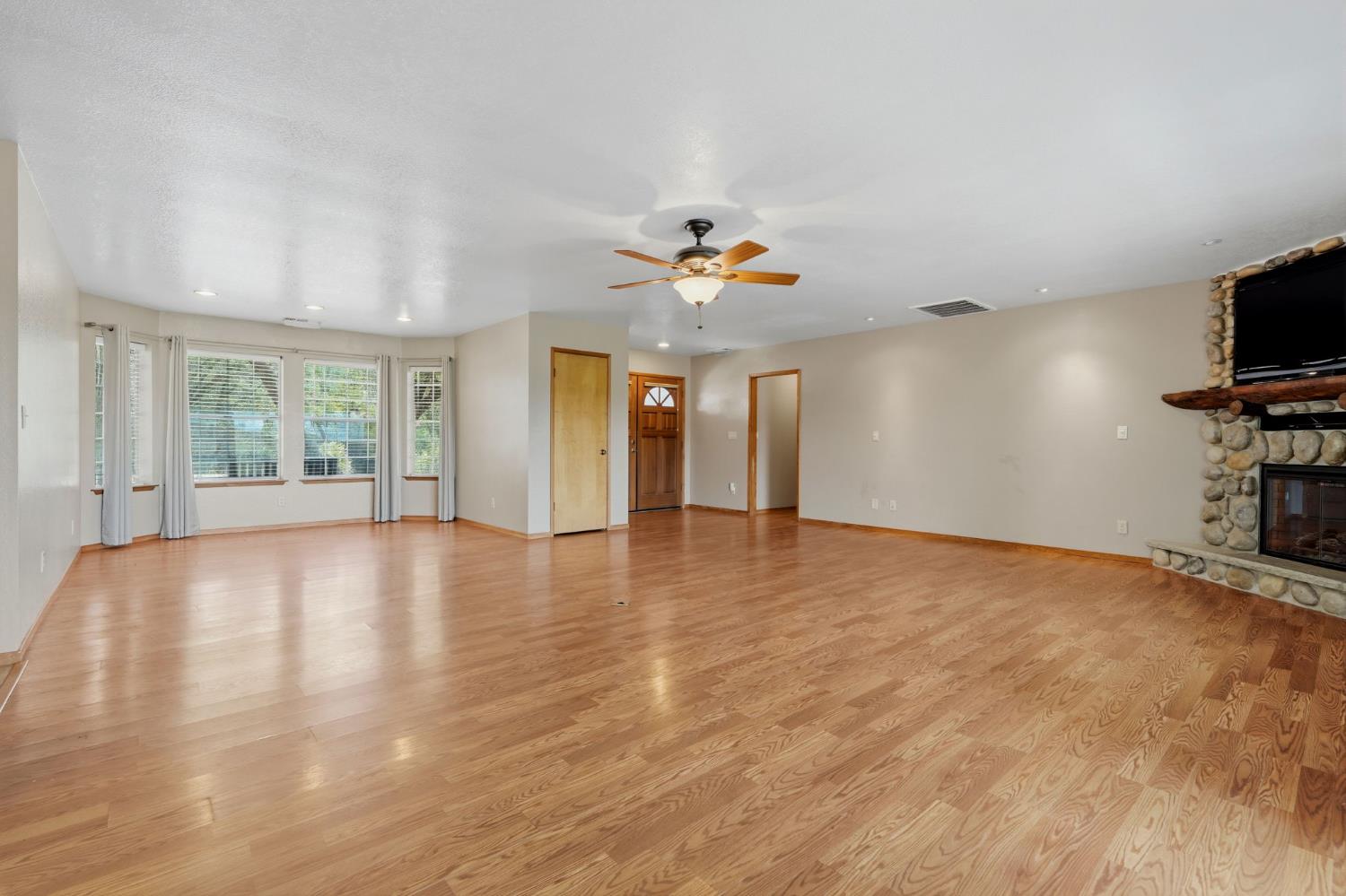 40872 Big Oak Flat Rd N, Oakhurst, CA 93644