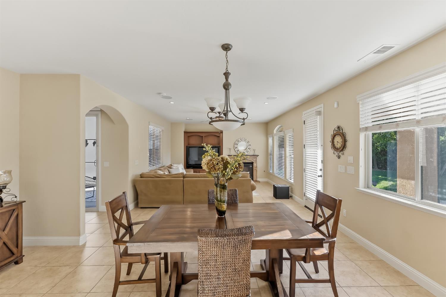 5673 N Sycamore Ave, Fresno, CA 93723