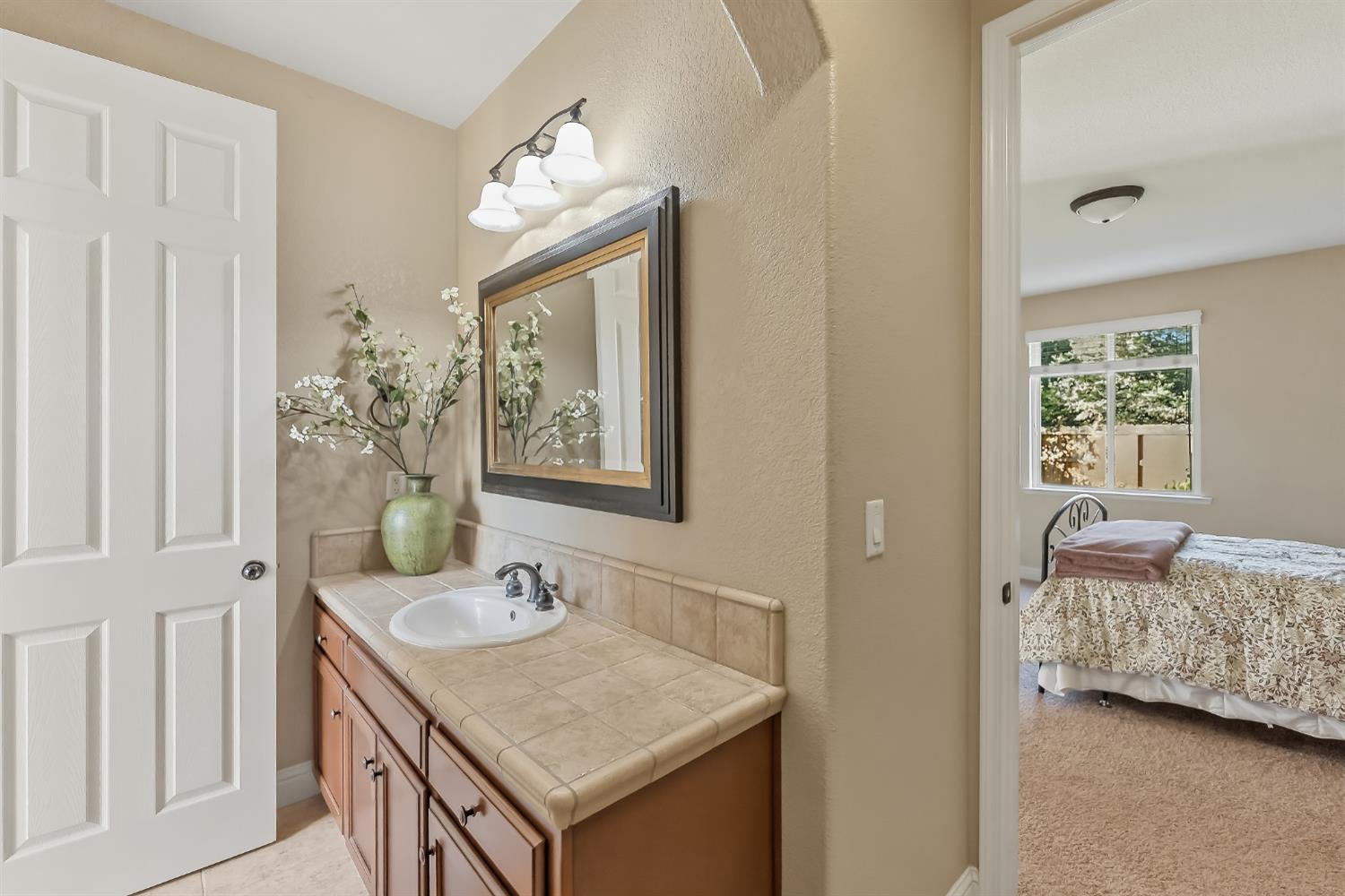 5673 N Sycamore Ave, Fresno, CA 93723