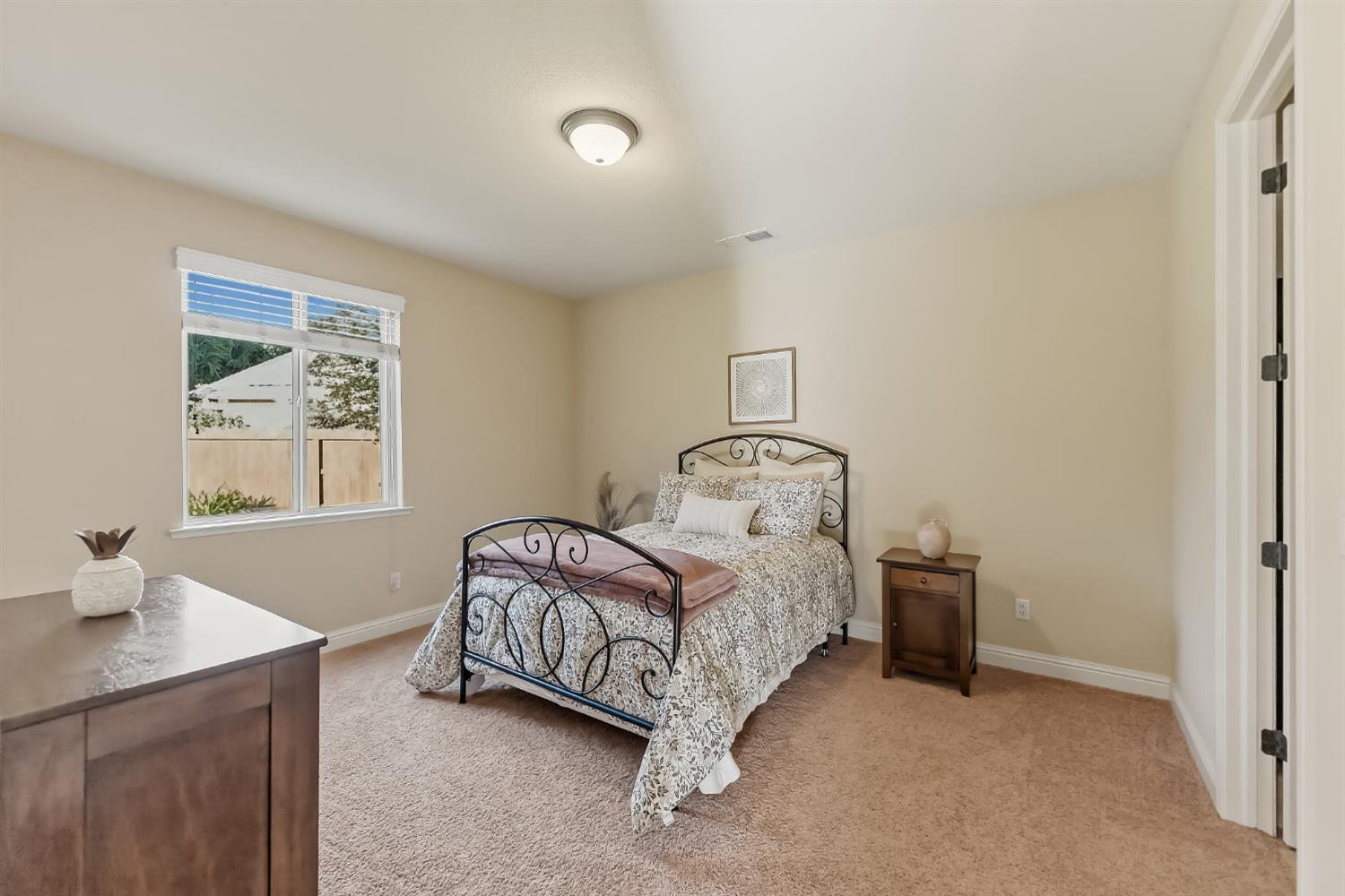 5673 N Sycamore Ave, Fresno, CA 93723