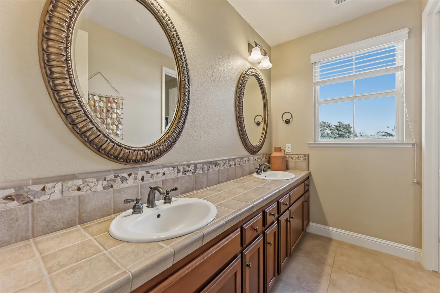 5673 N Sycamore Ave, Fresno, CA 93723