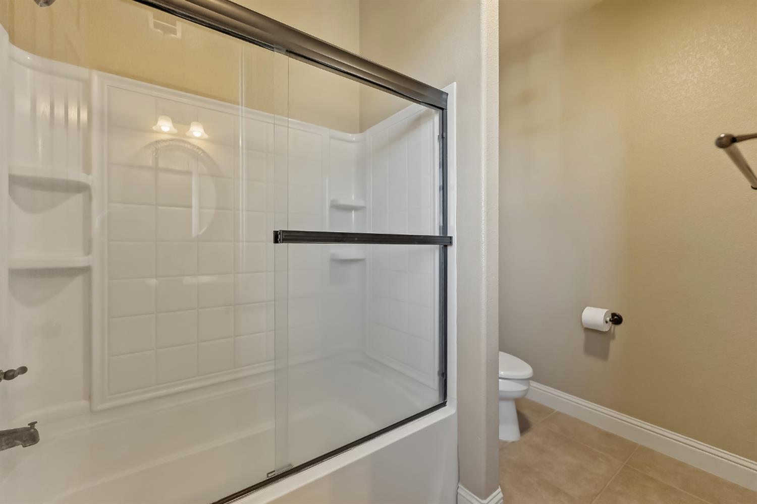 5673 N Sycamore Ave, Fresno, CA 93723