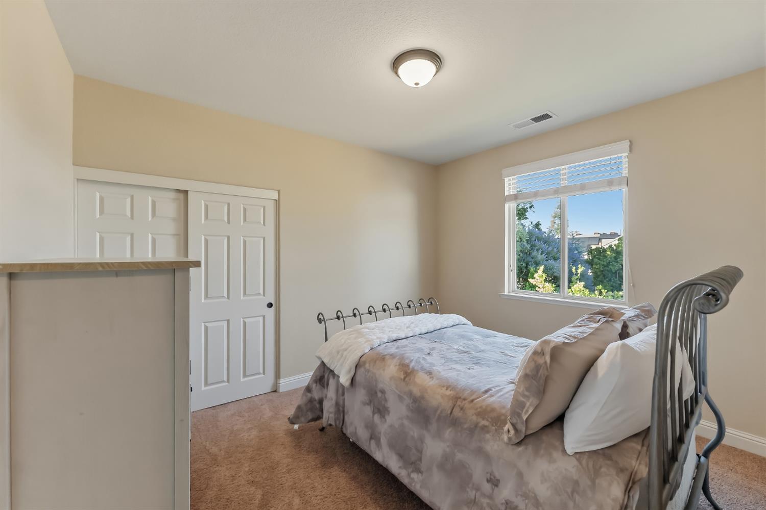 5673 N Sycamore Ave, Fresno, CA 93723