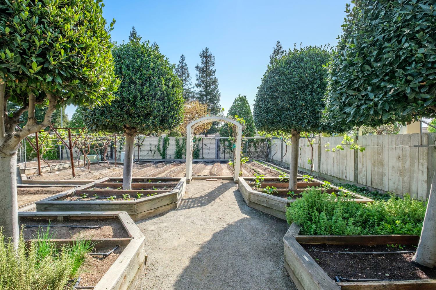 5811 N Forkner Ave, Fresno, CA 93711