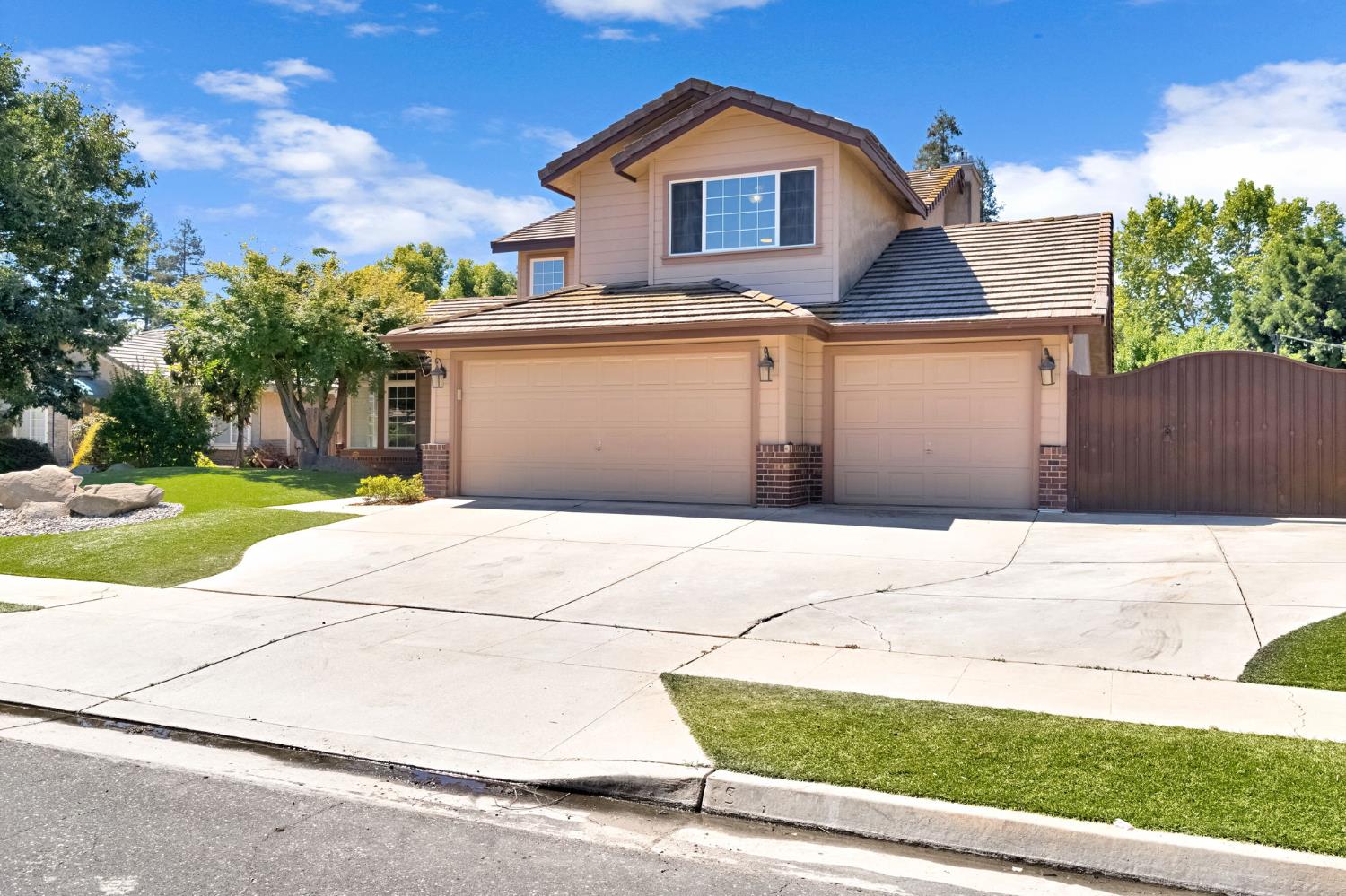 1742 Cromwell Ave, Clovis, CA 93611