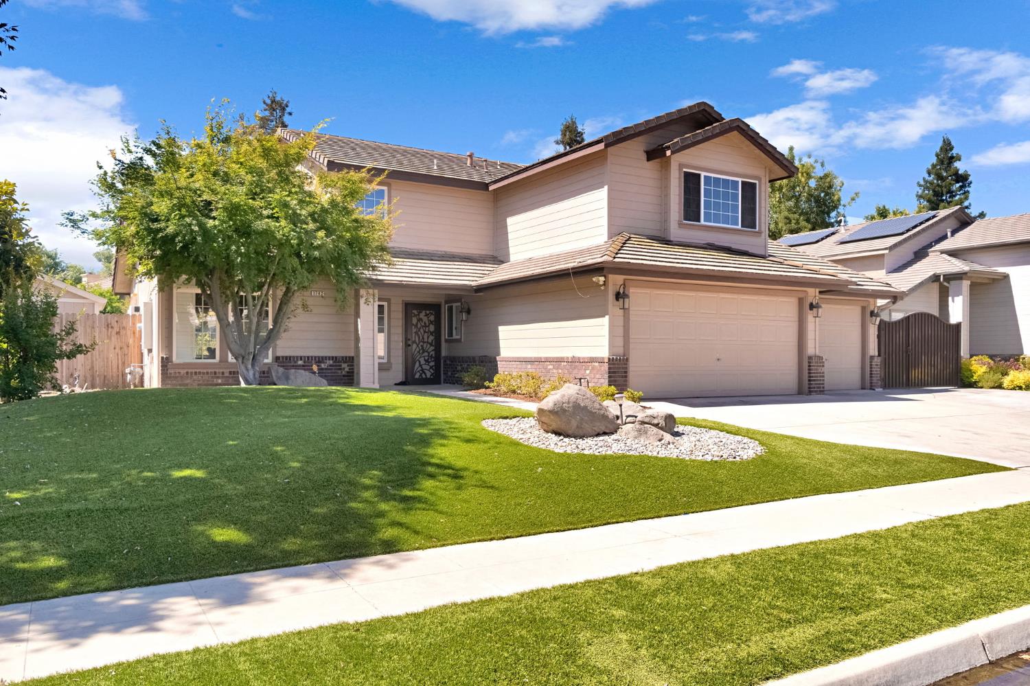 1742 Cromwell Ave, Clovis, CA 93611