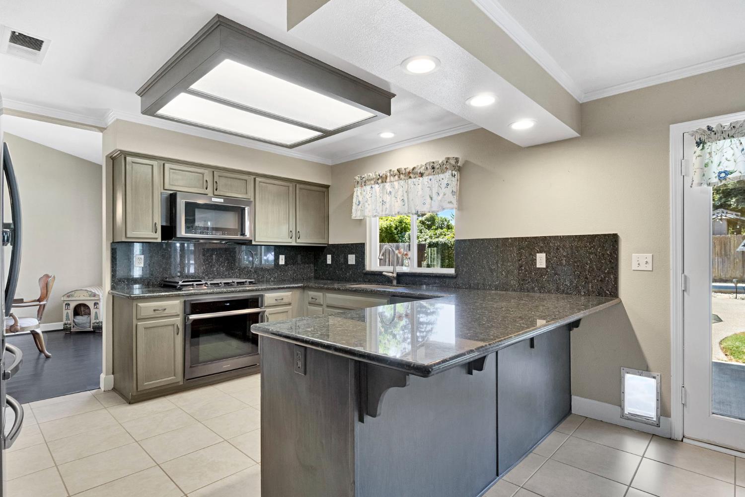 1742 Cromwell Ave, Clovis, CA 93611