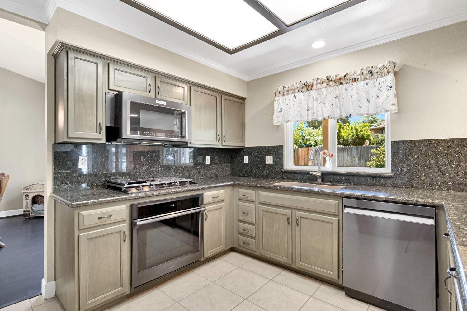 1742 Cromwell Ave, Clovis, CA 93611