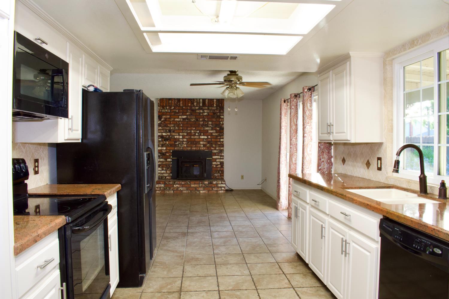 1583 Celeste Ave, Clovis, CA 93611