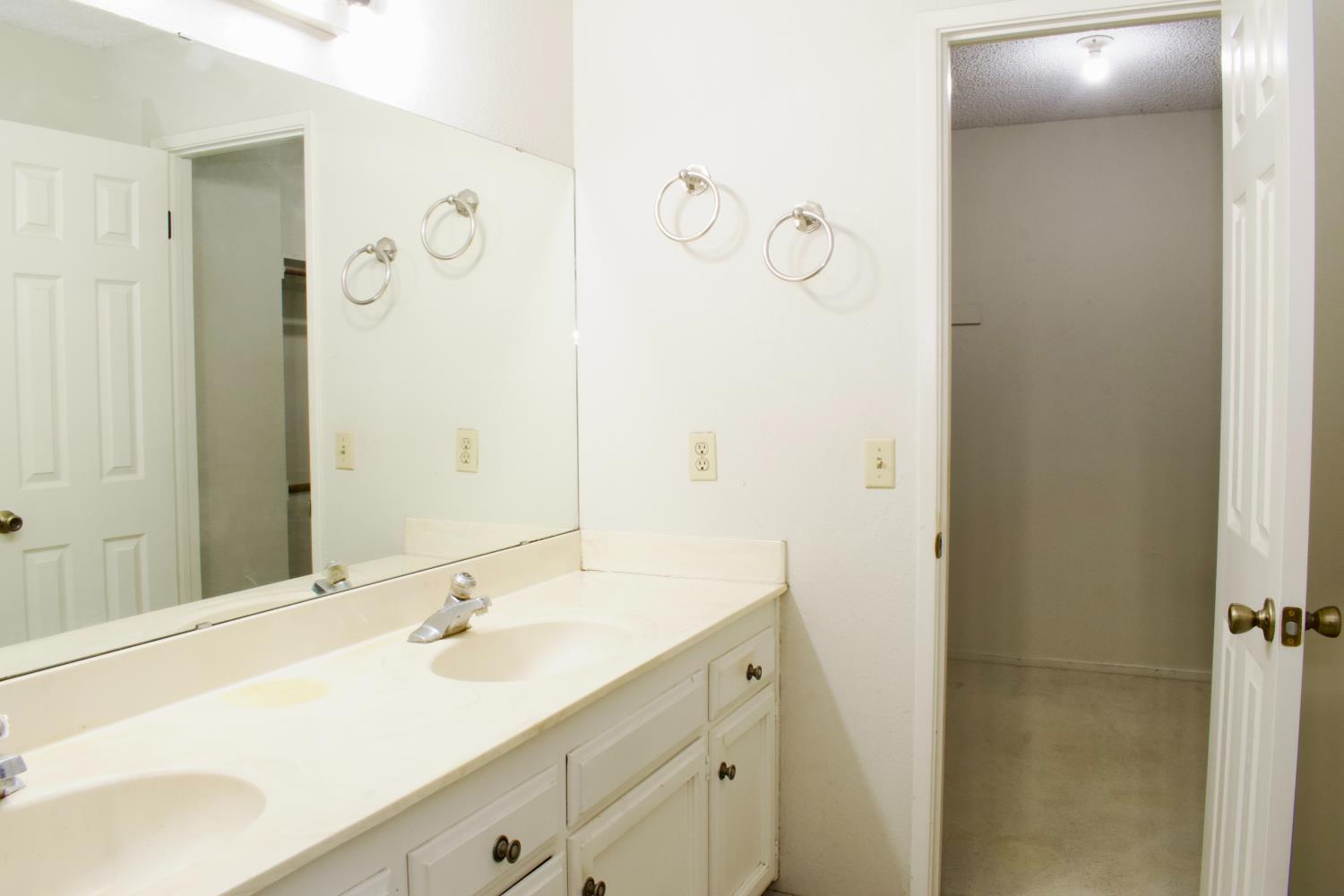 1583 Celeste Ave, Clovis, CA 93611