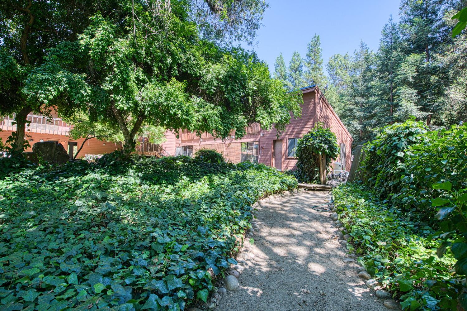 45 Wilderness Dr, Sanger, CA 93657