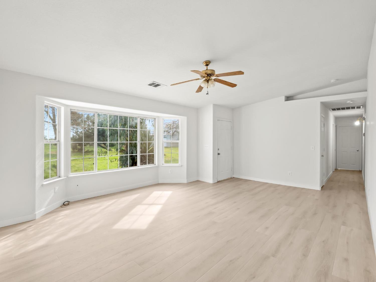 8552 Cairo Ave, Laton, CA 93242