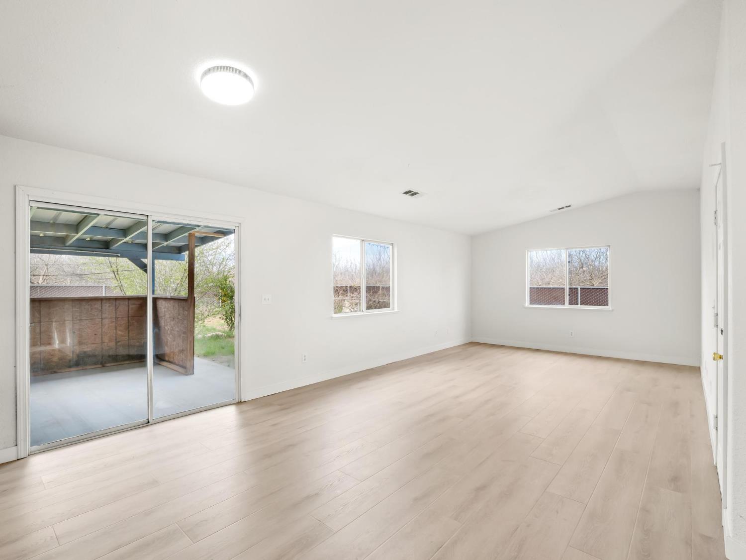 8552 Cairo Ave, Laton, CA 93242