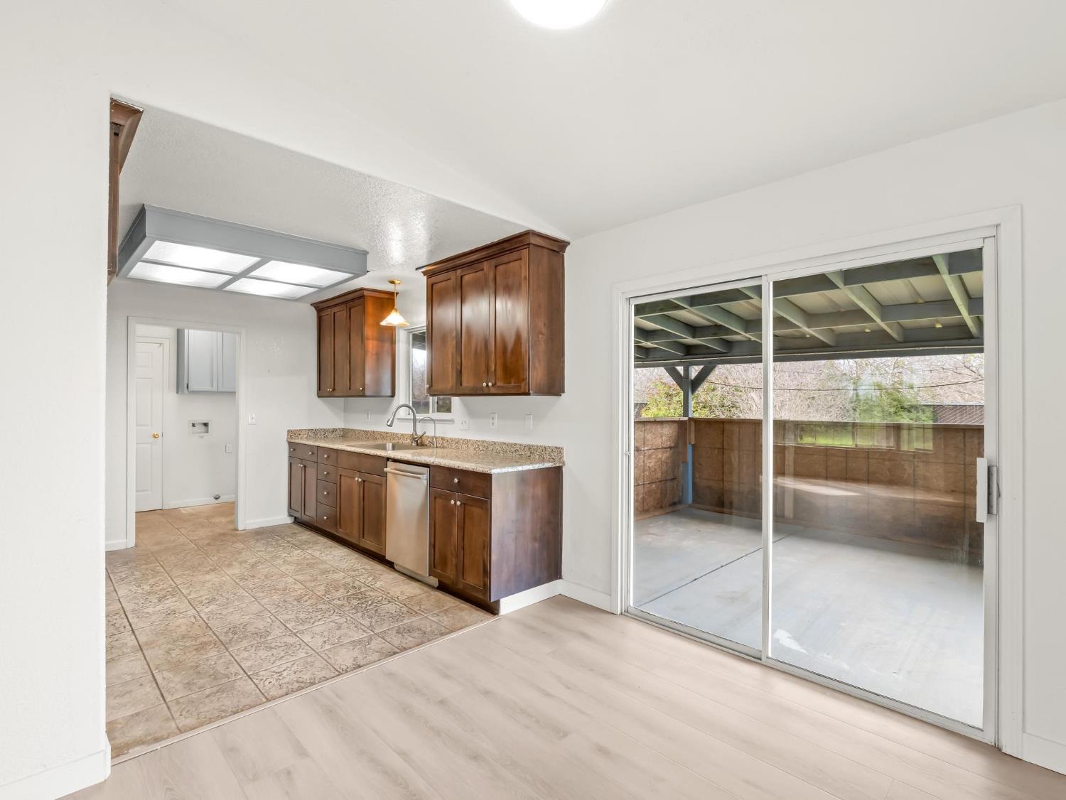 8552 Cairo Ave, Laton, CA 93242
