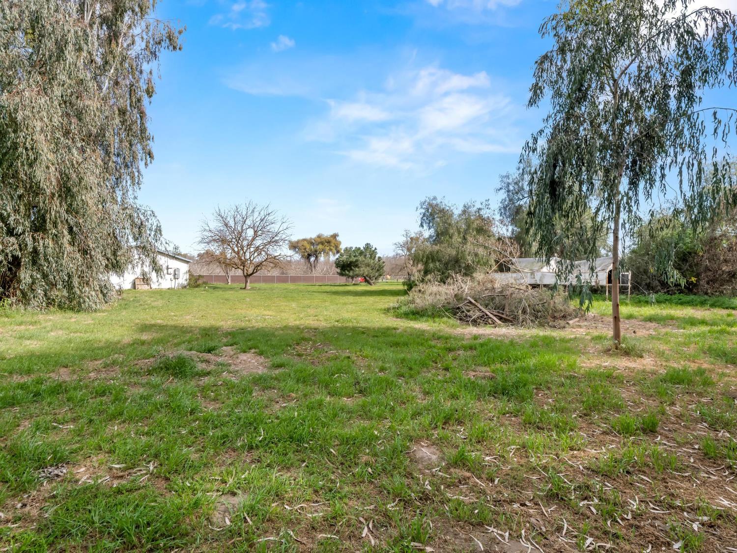 8552 Cairo Ave, Laton, CA 93242