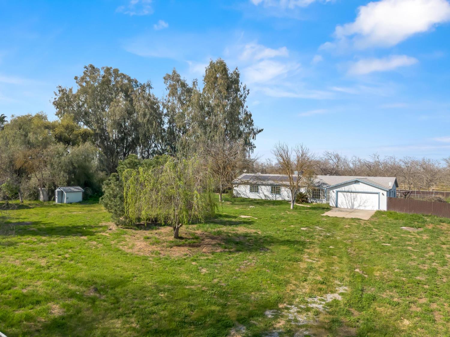 8552 Cairo Ave, Laton, CA 93242