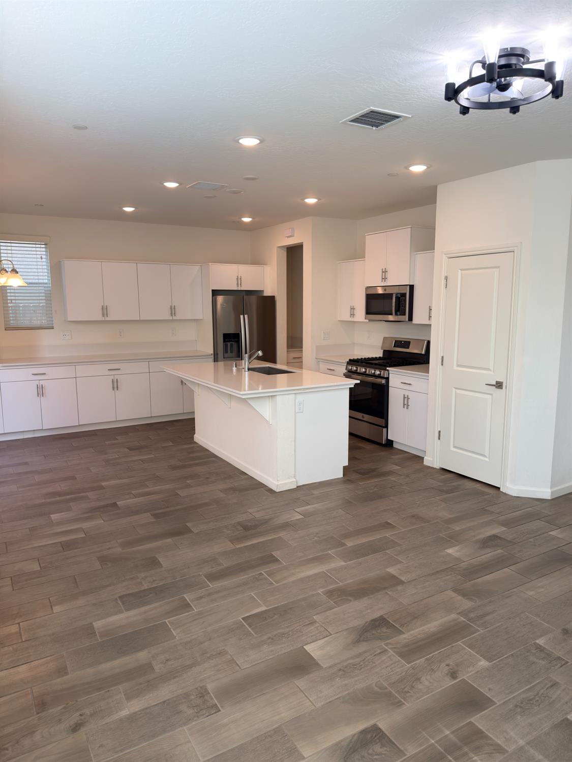 2008 N Walling Ln, Clovis, CA 93619