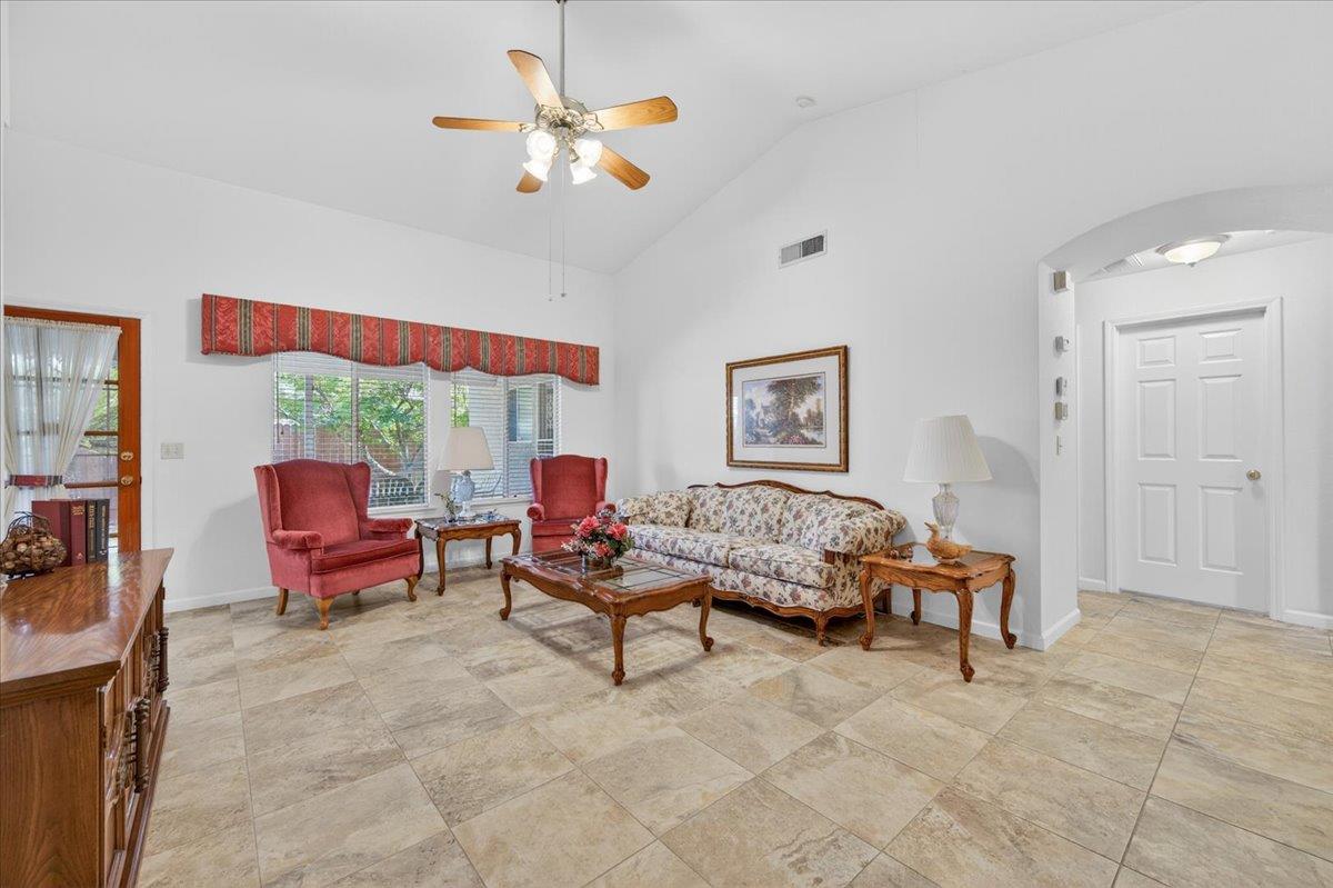 1275 Chennault Ave, Clovis, CA 93611