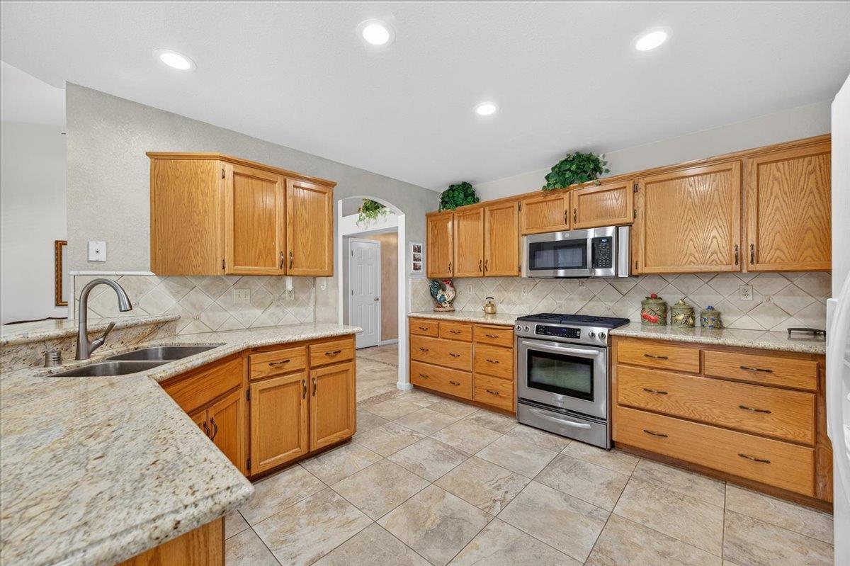 1275 Chennault Ave, Clovis, CA 93611