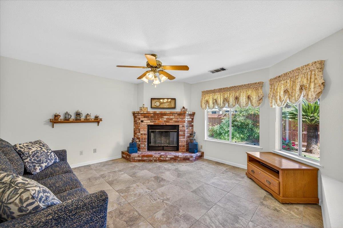 1275 Chennault Ave, Clovis, CA 93611