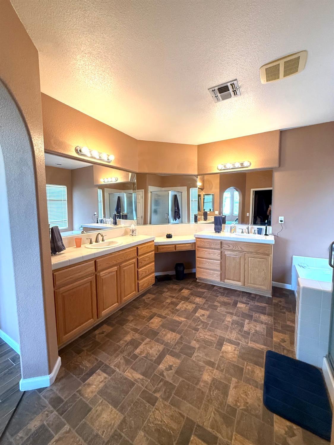 9190 Hunters Creek Way, Chowchilla, CA 93610